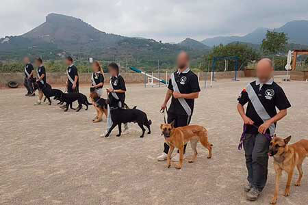 Grupo en practicas con caninos